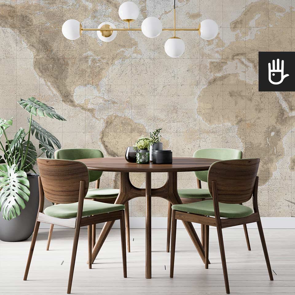 Elegancka jadalnia w salonie z zielonymi krzesłami z dekoracją ścienną w formie fototapety z mapą świata w beżowych kolorach z fakturą betonu