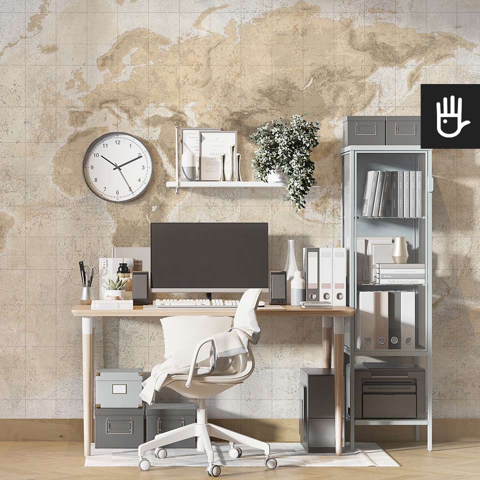 Domowe biuro w stylu kolonialnym z mapą świata w formie fototapety ściennej w kolorze brązowym