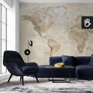 Beżowa fototapeta mapa świata na ścianie w salonie w stylu nowoczesnym z granatową kanapą