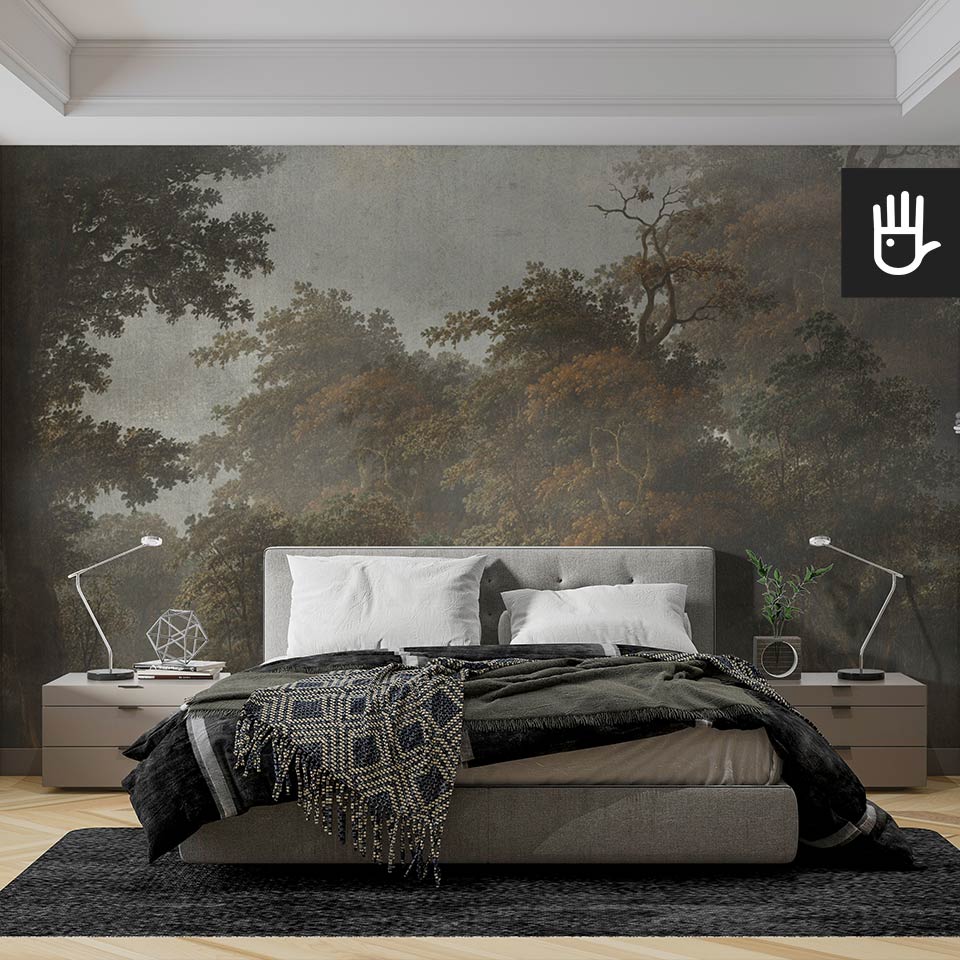 Nastrojowa sypialnia w kolorach ziemi z fototapetą ścienną nad ciemnym lasem z motywem lasu we mgle.