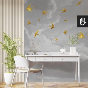 Elegancka biała toaletka w nowoczesnej sypialni z dekoracją ścienną w formie lameli i fototapetą złote jaskółki z ptakami na tle szarych chmur