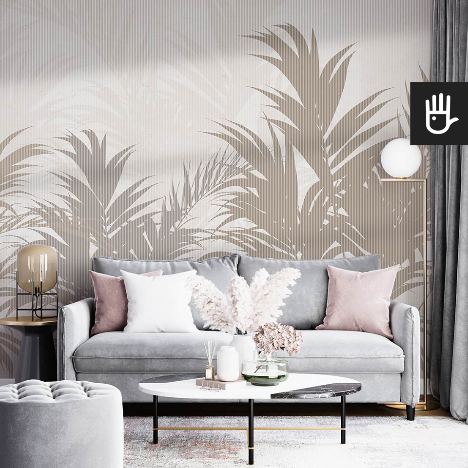 Salon glamour z szarą kanapą i różowymi poduszkami na tle fototapety Letnie cienie z beżowymi palmowymi liśćmi i efektem słonecznych refleksów na białej ścianie
