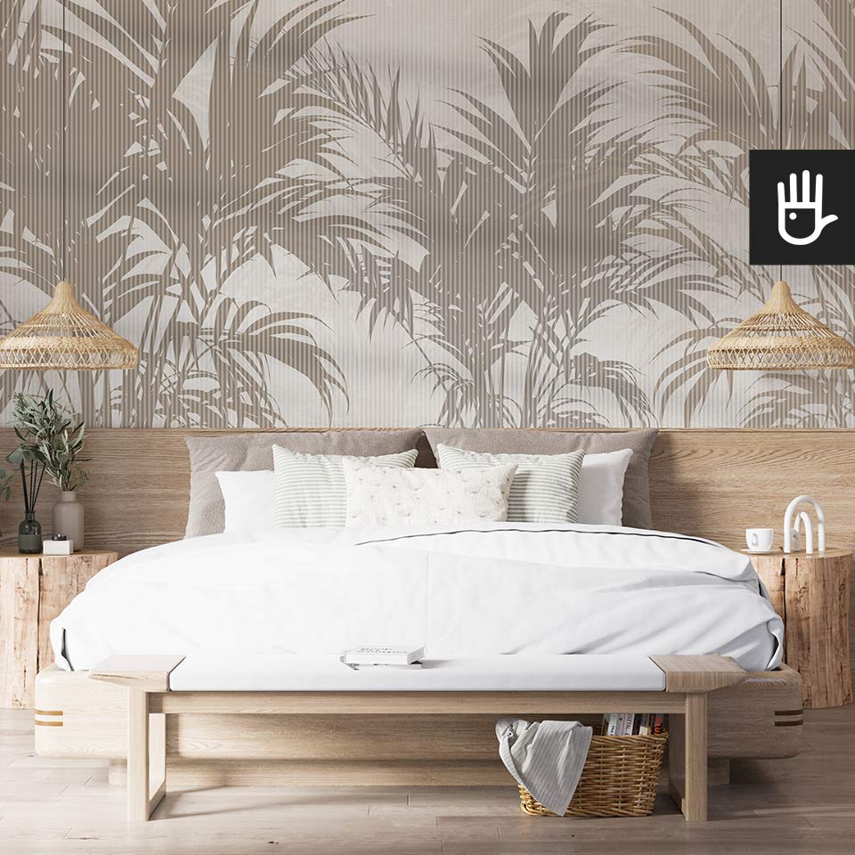 Fototapeta letnie cienie z motywem tropikalnych liści palmowych w kolorze beżowym na ścianie za łóżkiem w sypialni w stylu boho.