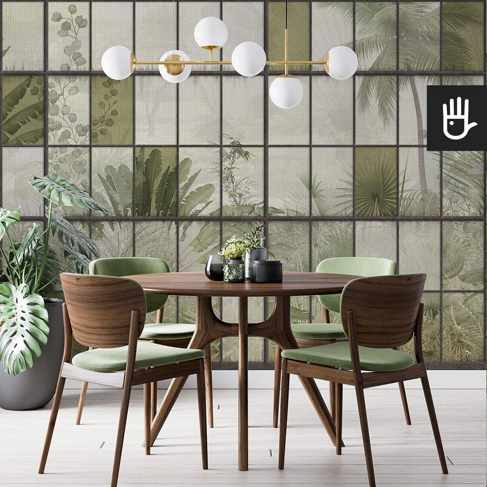 Elegancka jadalnia z meblami z ciemnego drewna i dekoracją ścienną w formie fototapety Palmiarnia z tropikalnymi liśćmi za okienkami szklarni w retro stylu