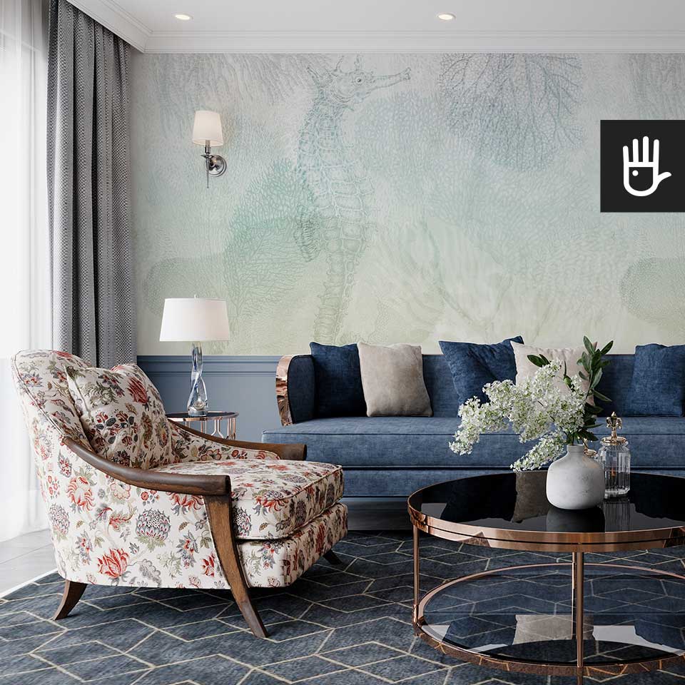 Salon w stylu hampton z granatową kanapą i dekoracją ścienną, którą jest fototapeta Rafa koralowa - turkus w nadmorskim klimacie w odcieniach błękitu i morskiej zieleni.