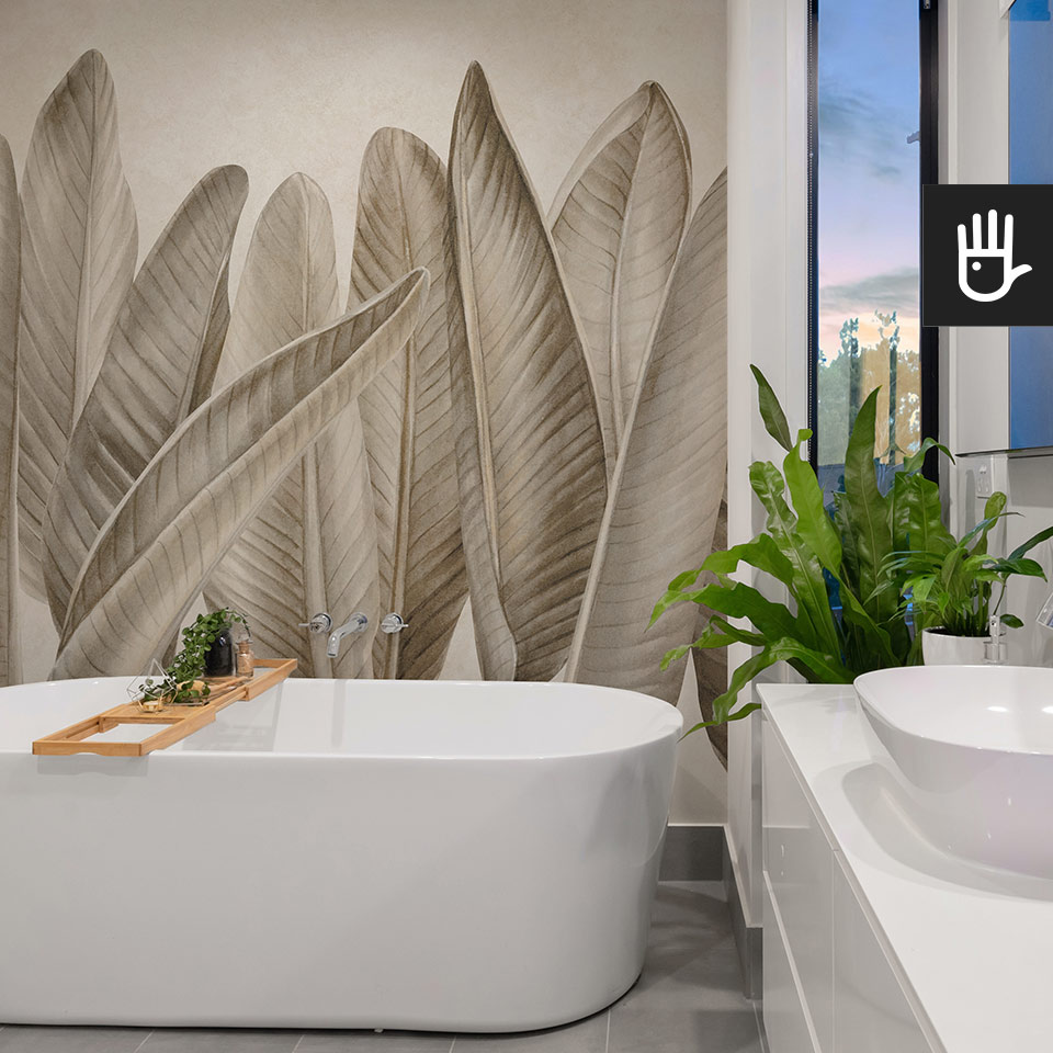 Fototapeta klasyczne beżowe liście z dużymi tropikalnymi liśćmi na ścianie za wanną w łazience