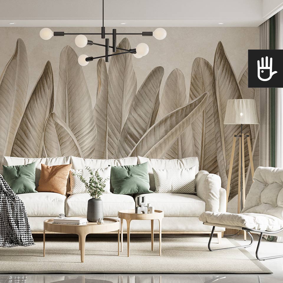 Naturalny salon modern z jasną kanapą na tle ściany z dekoracją ścienną, którą jest fototapeta Klasyczne beżowe liście na jasnym tle w artystycznym klimacie
