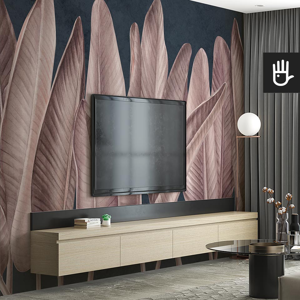 Fototapeta klasyczne różowe liście na ścianie telewizyjnej z drewnianą szafką tv w stylu modern
