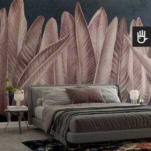 Nastrojowa sypialnia w nowoczesnym wydaniu z szarym łóżkiem na tle kolorowej fototapety Klasyczne różowe liście na granatowym tle