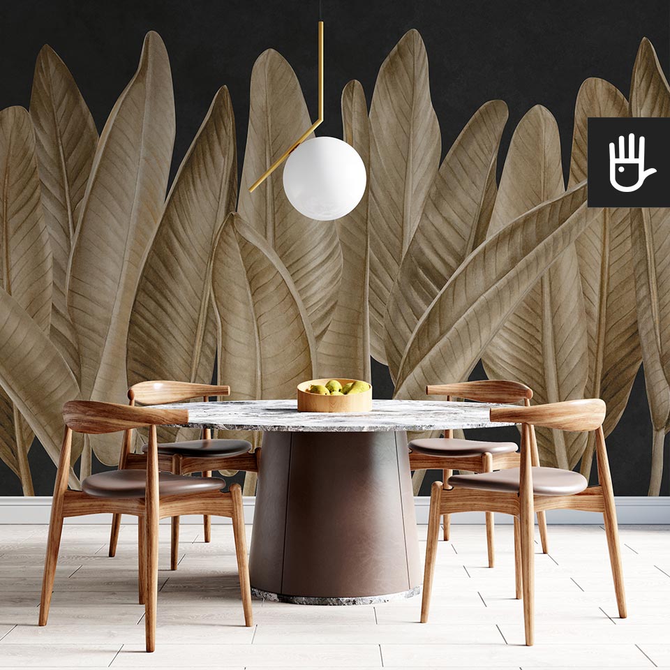 Nowoczesna jadalnia z okrągłym stołem z marmurowym blatem na tle ściany z dekoracją ścienną, którą jest oryginalna fototapeta Klasyczne złote liście z dużym motywem botanicznym w ciemnej tonacji
