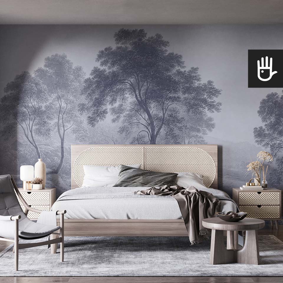 Fototapeta Deszczowy szkocki krajobraz na ścianie za łózkiem w nastrojowej sypialni z elementami drewna i wikliny.