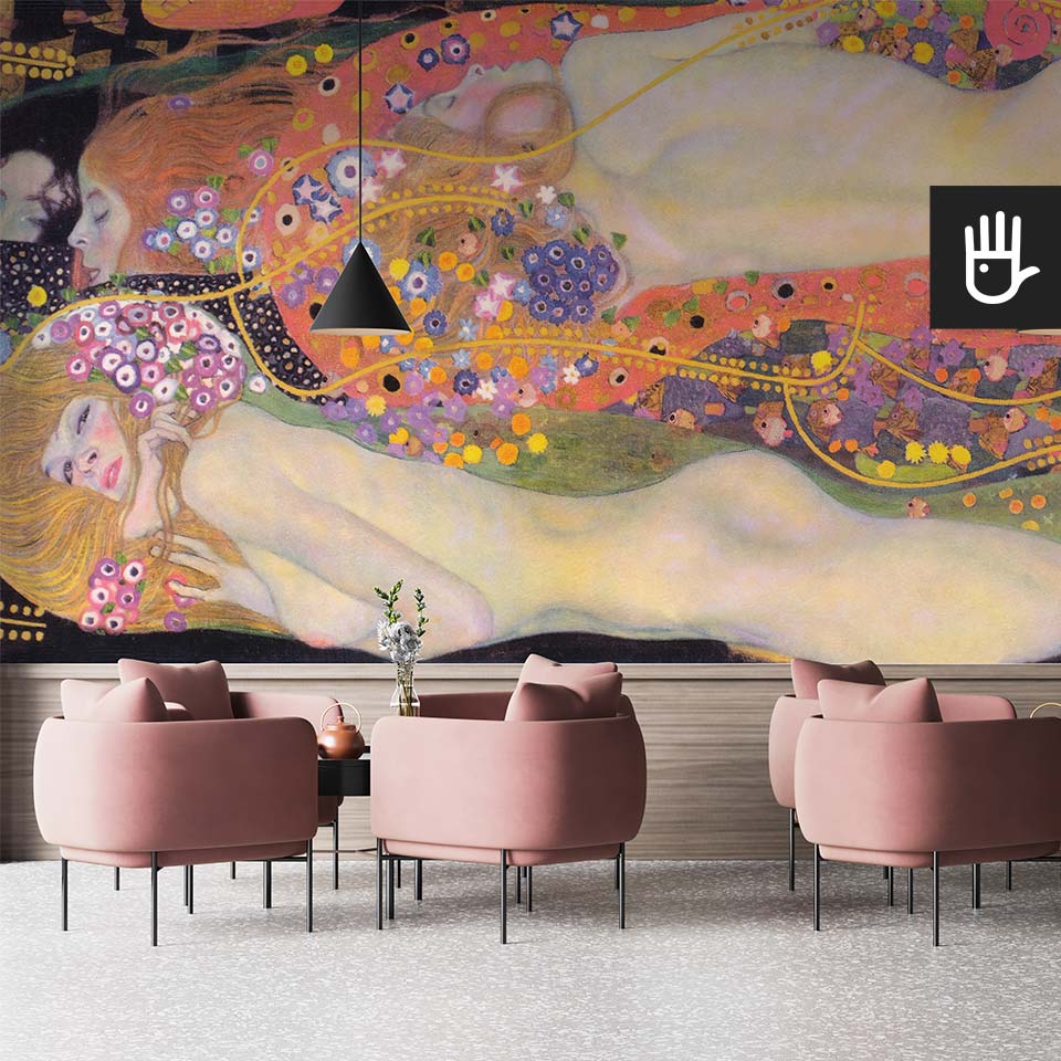 Hotelowe foyer z różowymi fotelami i nastrojową fototapetą ścienną "Klimt" z kolorowym obrazem "Węże wodne" w dużej skali.