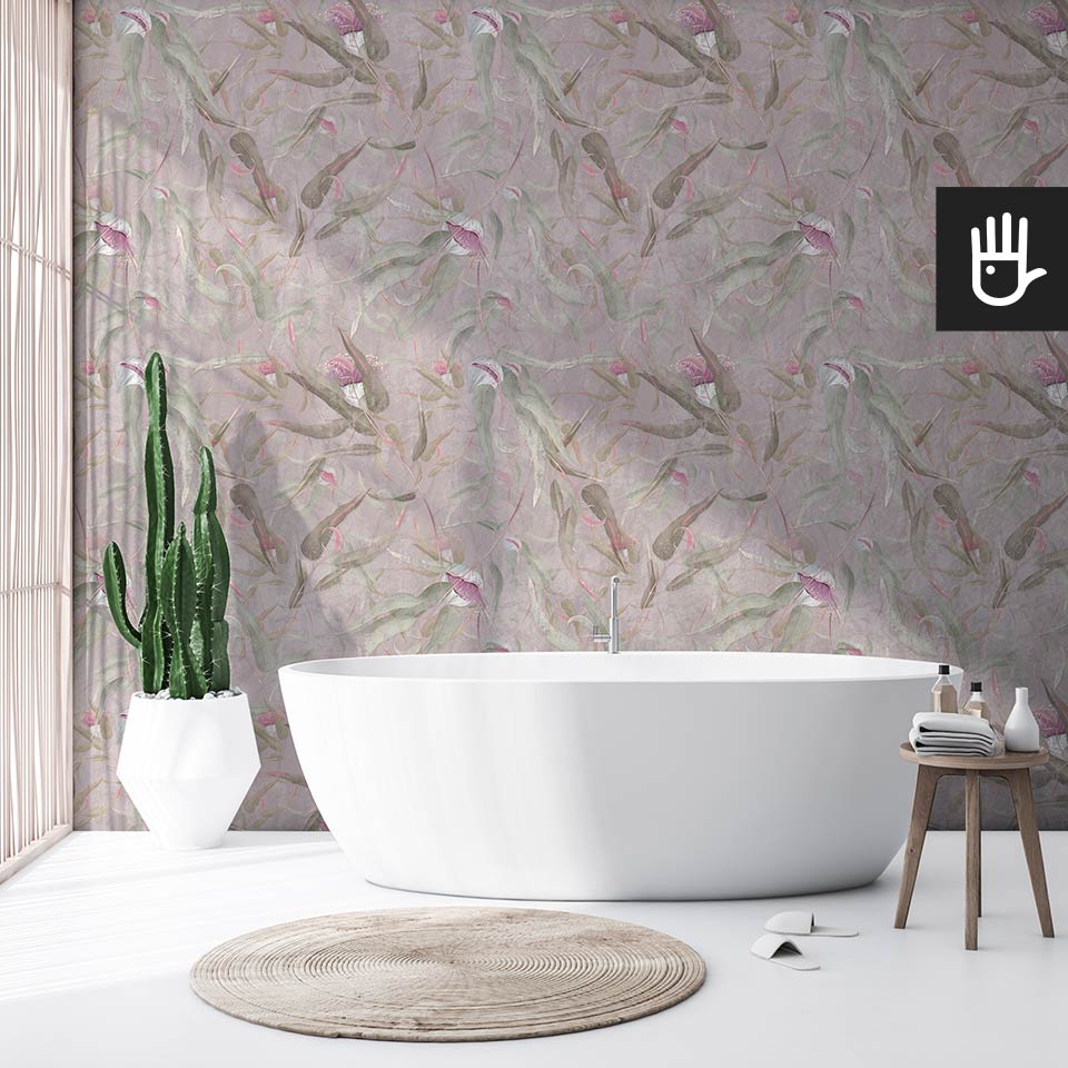 Przytulna łazienka z tapetą Różowe kwiaty eukaliptusa w jasnych kolorach, na której tle pięknie prezentuje się wanna wolnostojąca.