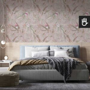 Przytulna sypialnia z drewnianym wezgłowiem oraz ścienną tapetą Różowe kwiaty eukaliptusa na tle w kolorze pudrowego różu.