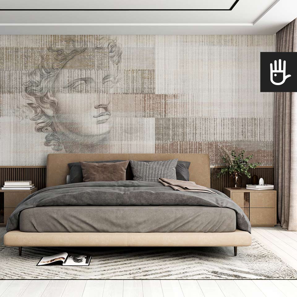 Nowoczesna sypialnia z welurowym łóżkiem za którym wisi przytulna fototapeta Apollo w odcieniach beżu i brązu z naszkicowaną twarzą rzymskiego boga piękna, życia i światła.
