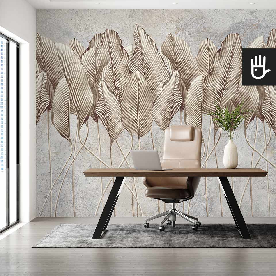 Eleganckie biuro dla kobiety z dekoracyjną ścianą z motywem beżowych liści na jasnobeżowym tle w formie fototapety Antyczne liście.