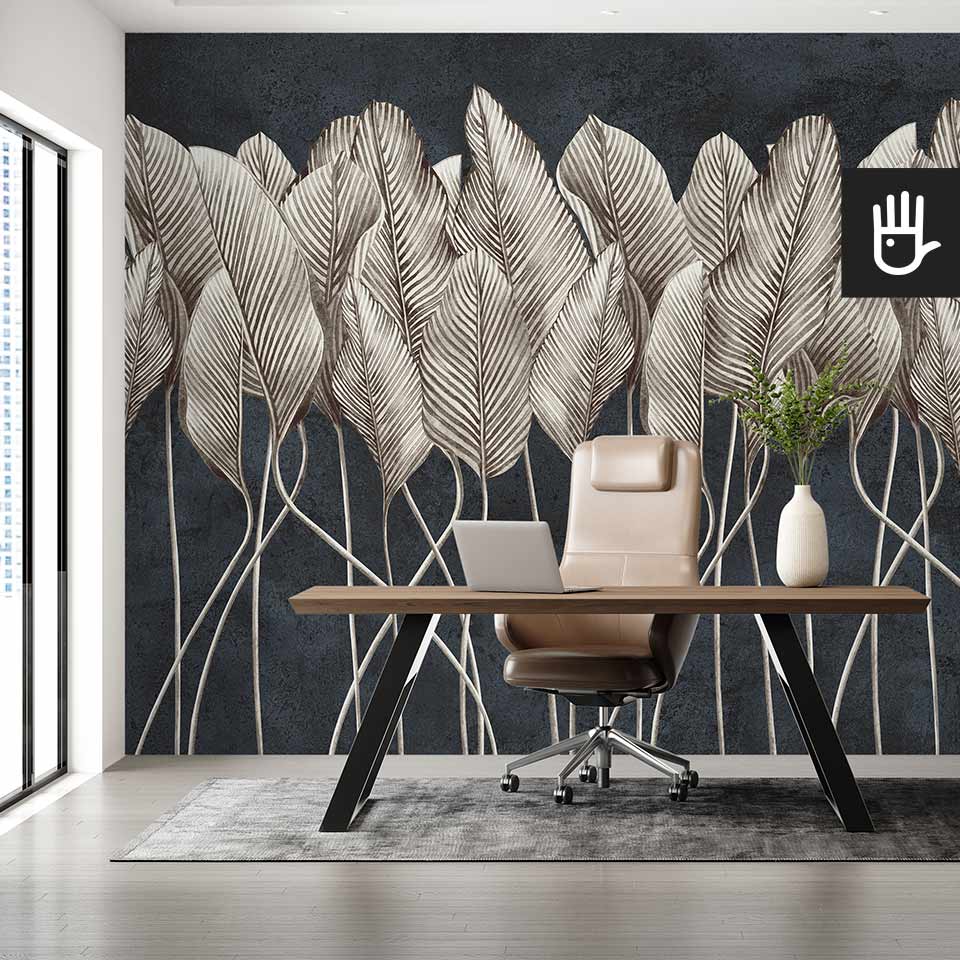 Eleganckie biuro dla kobiety z dekoracyjną ścianą z motywem beżowych liści na granatowym tle w formie fototapety Antyczne liście - granat.