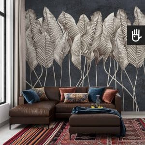 Orientalny salon boho z kolorowymi poduszkami na stylowym narożniku, z kolorowym, perskim dywanem i fototapetą Antyczne liście - granat z motywem pionowych beżowych liści na tle dekoracyjnego tynku w kolorze niebieskim.