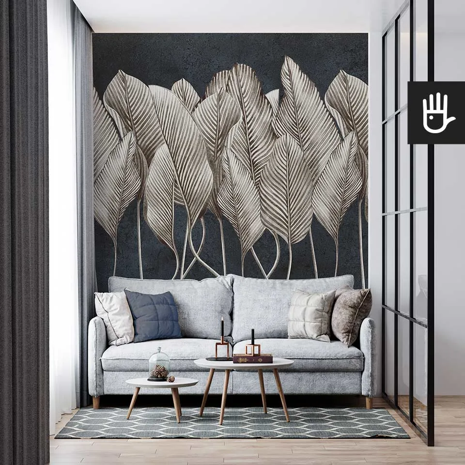 Fototapeta Antyczne liście - granat w beżowym kolorze na niebieskim tle we wnętrzu na ścianie za szarą kanapą w nowoczesnym salonie w stylu soft loft.