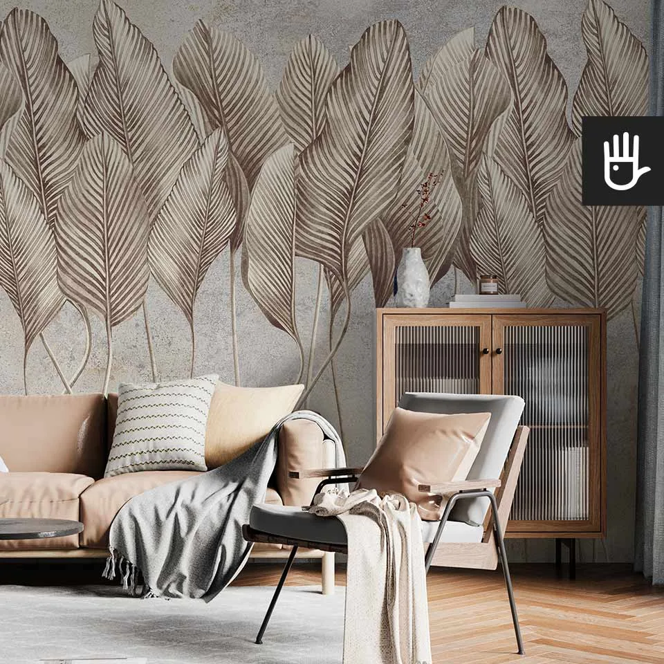 Fototapeta Antyczne liście w beżowym kolorze we wnętrzu na ścianie za miodową kanapą i drewnianym kredensem w nowoczesnym salonie w stylu soft loft.
