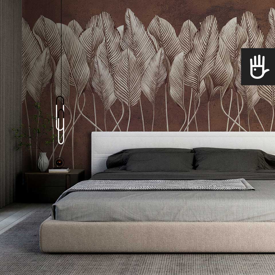 Fototapeta Antyczne liście - terakota w kolorach beżu i rudości na ścianie za łóżkiem w nowoczesnej sypialni w stylu modern z beżowym łóżkiem i futurystyczną lampką nocną.