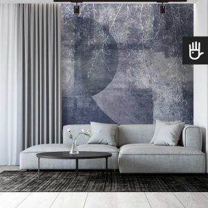 Minimalistyczne wnętrze salonu w stylu modern z szarą kanapą narożną na tle fototapety Granatowy księżyc z motywem astronomicznym i delikatnymi białymi gałązkami.