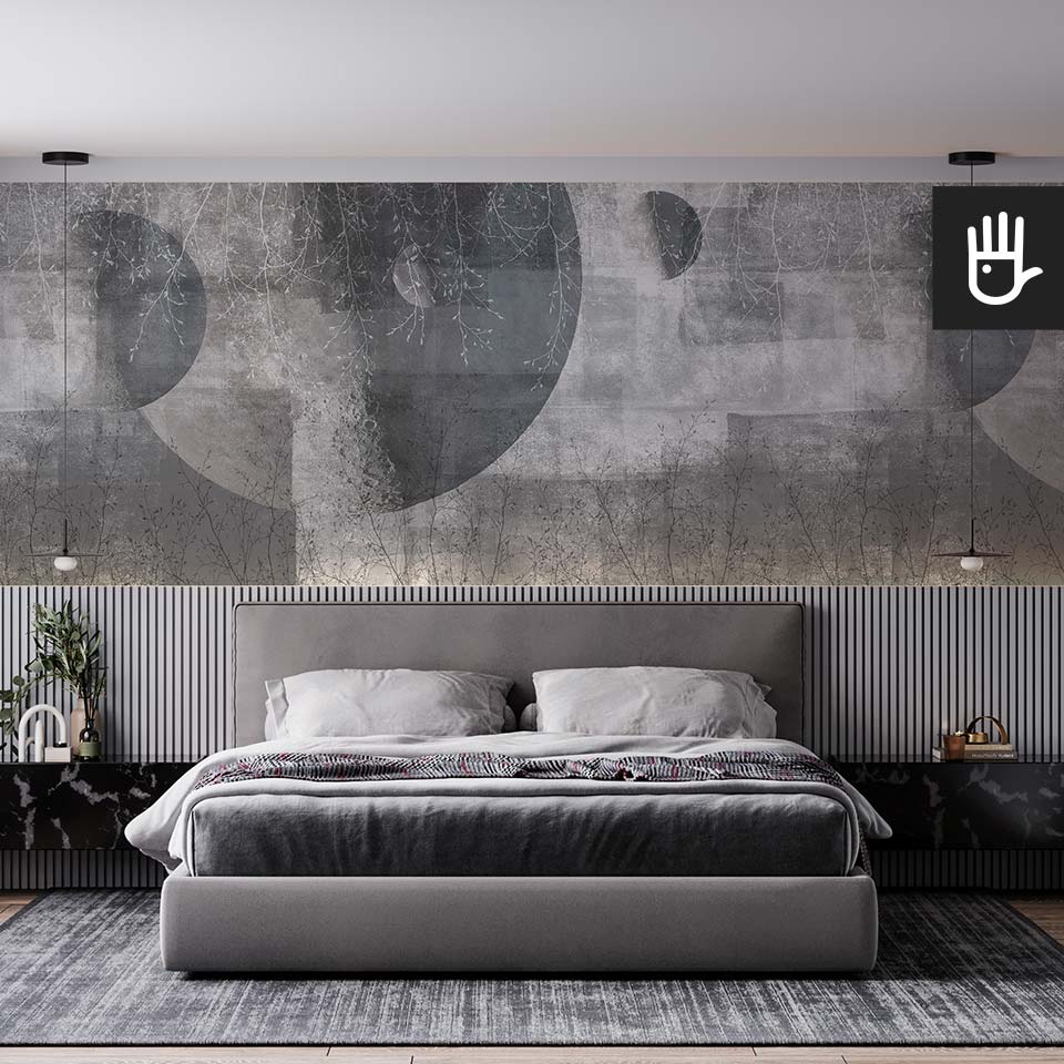 Fototapeta Srebrny księżyc na ścianie za szarym łóżkiem kontynentalnym, nad lamperią z szarych lameli, w sypialni w stylu modern.