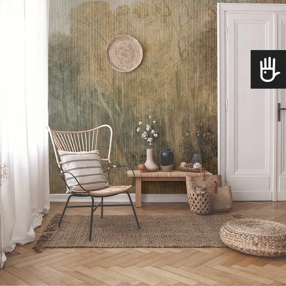 Współczesne wnętrze kamienicy z oryginalnymi białymi drzwiami i wiklinowym fotelem na tle dekoracji ściennej, którą jest fototapeta Wspomnienie z malowniczym krajobrazem z drzewami w odcieniach złota, brązu i zieleni.