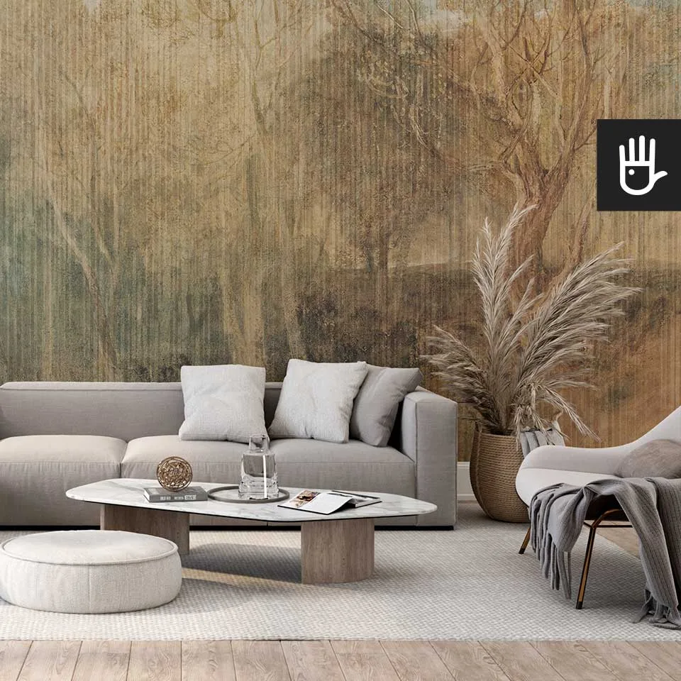 Nowoczesny salon z elegancką beżową kanapą na tle dekoracyjnej fototapety ściennej pt. wspomnienie z drzewami za zasłoną w złamanych odcieniach brązu i zieleni.