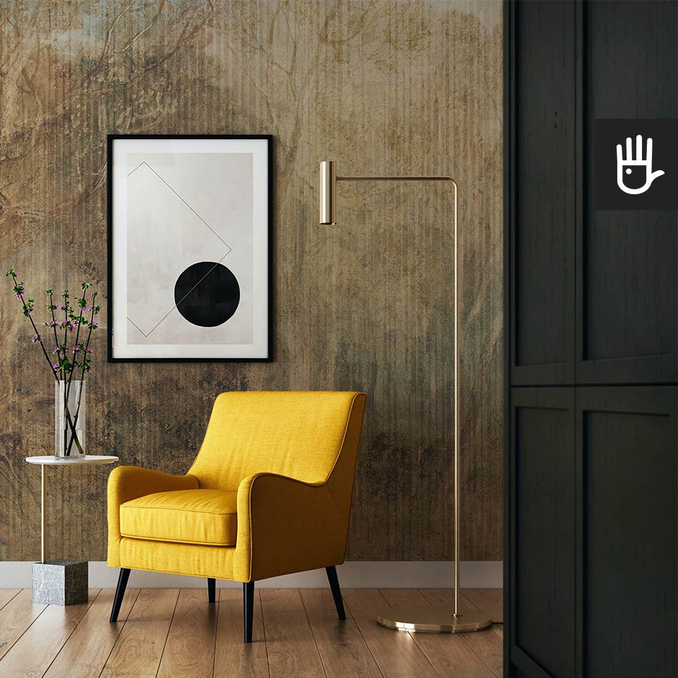 Mieszkanie modern z czarną szafą, żółtym fotelem i dekoracyjną ścianą, na której znajduje się fototapeta Wspomnienie z motywem natury w neutralnych barwach z dekoracyjnym motywem pionowych linii.