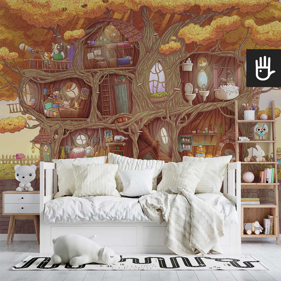 Pokój dziecięcy z białymi meblami i drewnianymi dodatkami z fototapetą Koci domek na ścianie z motywem drzewa i uroczych kotków mieszkających w magicznych wnętrzach,