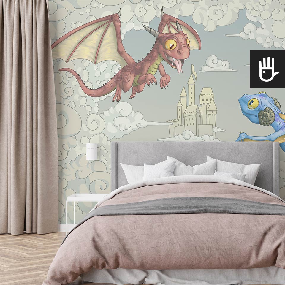 Nastrojowa sypialnia dziewczynki z tapicerowanym łóżkiem kontynentalnym i z piękną fototapetą smoki z ilustracją przedstawiającą skrzydlate stworki na pastelowym niebie i zamkiem w tle