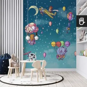 Pokój dziecięcy z kącikiem zabaw przyozdobionym lamelami i fototapetą Zawody balonowe z bajkowymi zwierzętami w balonach i samolocie na rozgwiżdżonym niebieskim niebie w otoczeniu kolorowych balonów.