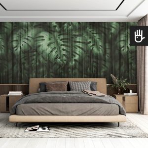 Nowoczesna sypialnia w stylu hotelowym z jasnobrązowym łóżkiem z dekoracyjną fototapetą Monstera z motywem tropikalnych liści w kolorze ciemnej zieleni za zasłoną