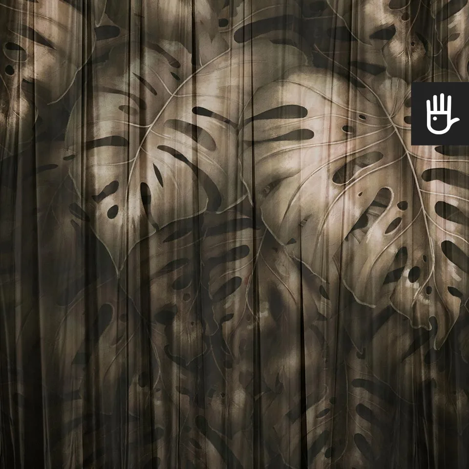 Fototapeta Złota monstera z dużymi tropikalnymi liśćmi w kolorze starego złota za zasłoną w nowoczesnym stylu glamour