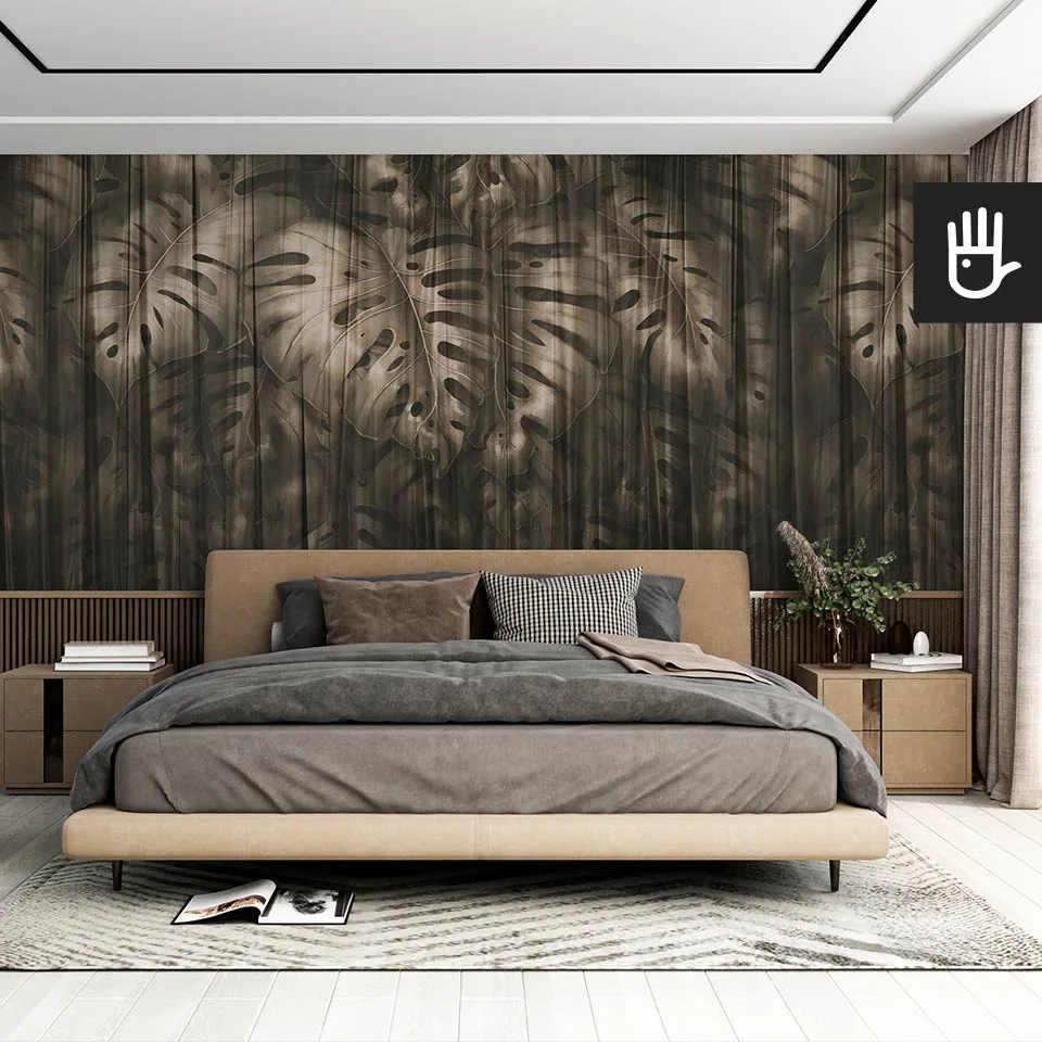 Nowoczesna sypialnia w stylu hotelowym z jasnobrązowym łóżkiem z dekoracyjną fototapetą Złota monstera z motywem tropikalnych liści w kolorze miedzi za zasłoną