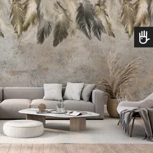 Nowoczesny salon w stylu japandi z fototapetą Piórka z dekoracyjnym tynkiem i motywem piór za beżową kanapą i bukietem z trawy pampasowej.
