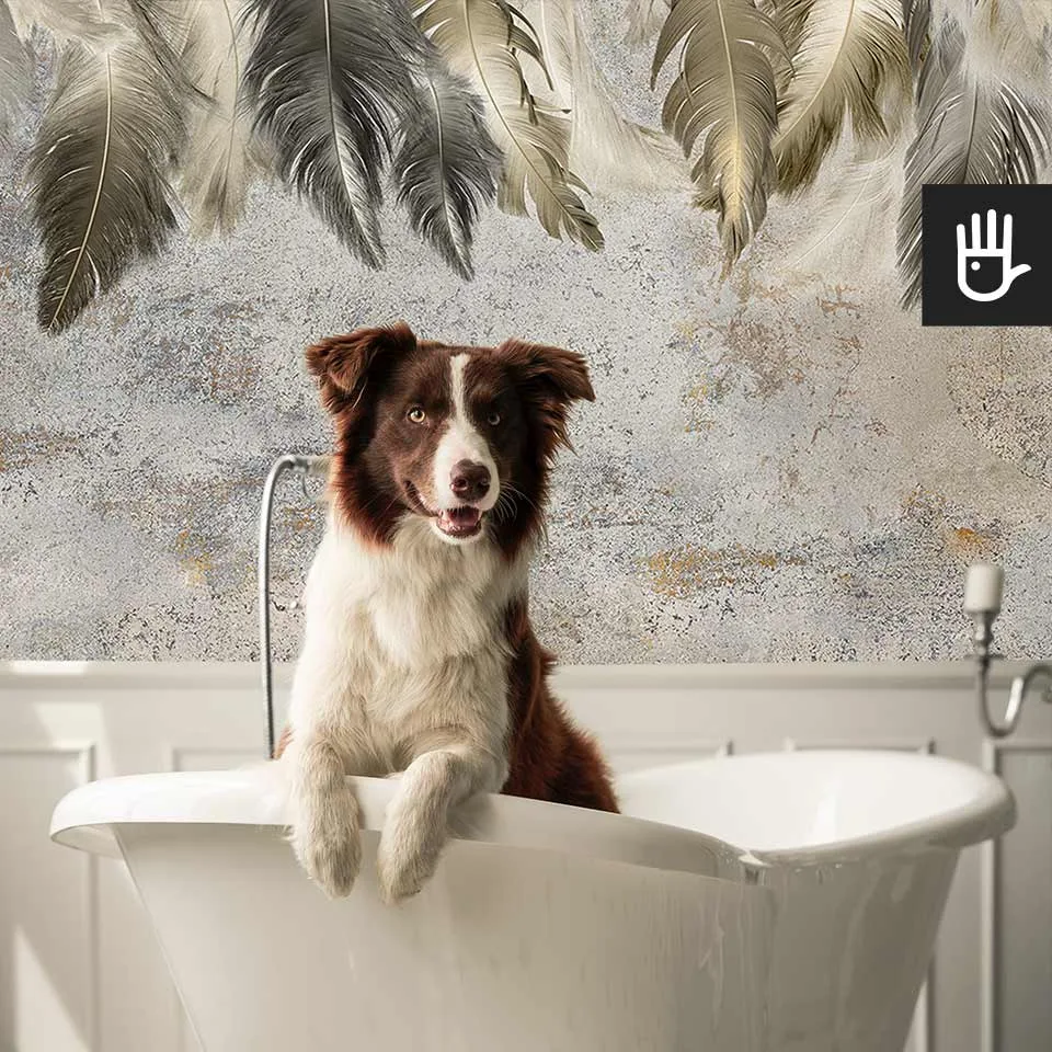 Klasyczna łazienka z wolnostojącą wanną na tle ściany z ceramiczną białą lamperią i fototapetą Piórka z motywem dekoracyjnego tynku w odcieniach szarości i beżu oraz ze zwisającymi piórkami w odcieniach złota i srebra