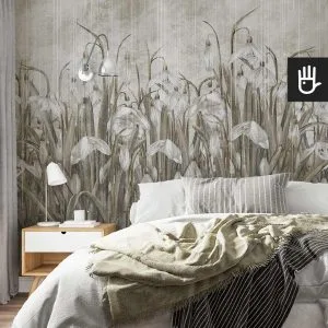 Sypialnia boho w naturalnych kolorach z fototapetą ścienną na wymiar z przebiśniegami w odcieniach beżu i szarości.