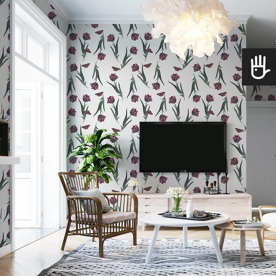 Jasny salon z balkonem urządzony w beżowych kolorach z drewnianymi dodatkami i tapetą w tulipany