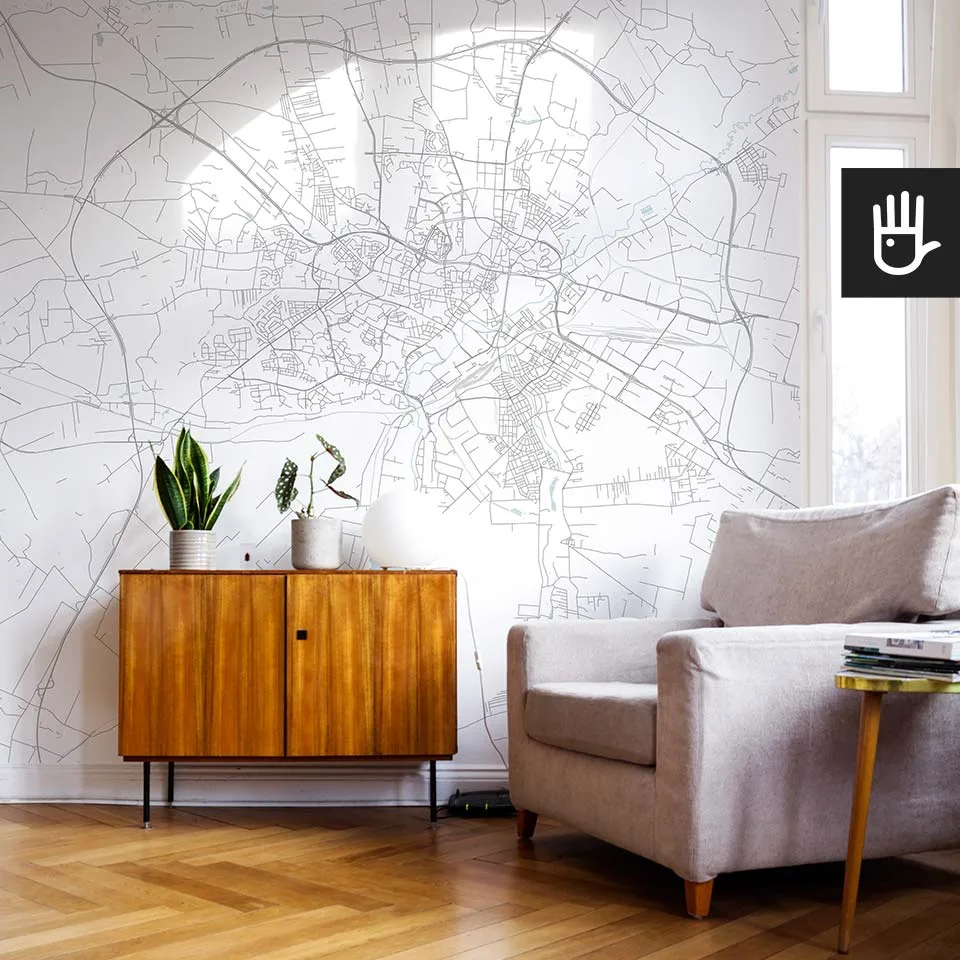 Fototapeta Mapa Lublina w wersji uproszczonej w odcieniach szarości na ścianie dekoracyjnej z drewnianą szafką i beżowym fotelem