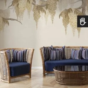 Słoneczny salon z meblami wykonanymi z ratanu z dodatkiem granatowych akcentów z fototapetą na głównej ścianie w beżowe kwiaty