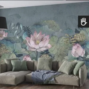 Przytulny salon z dużą sofą w kolorze khaki i ozdobnymi zielonymi poduszkami. Na centralnej ścianie kwiatowa fototapeta w odcieniach różu i zieleni