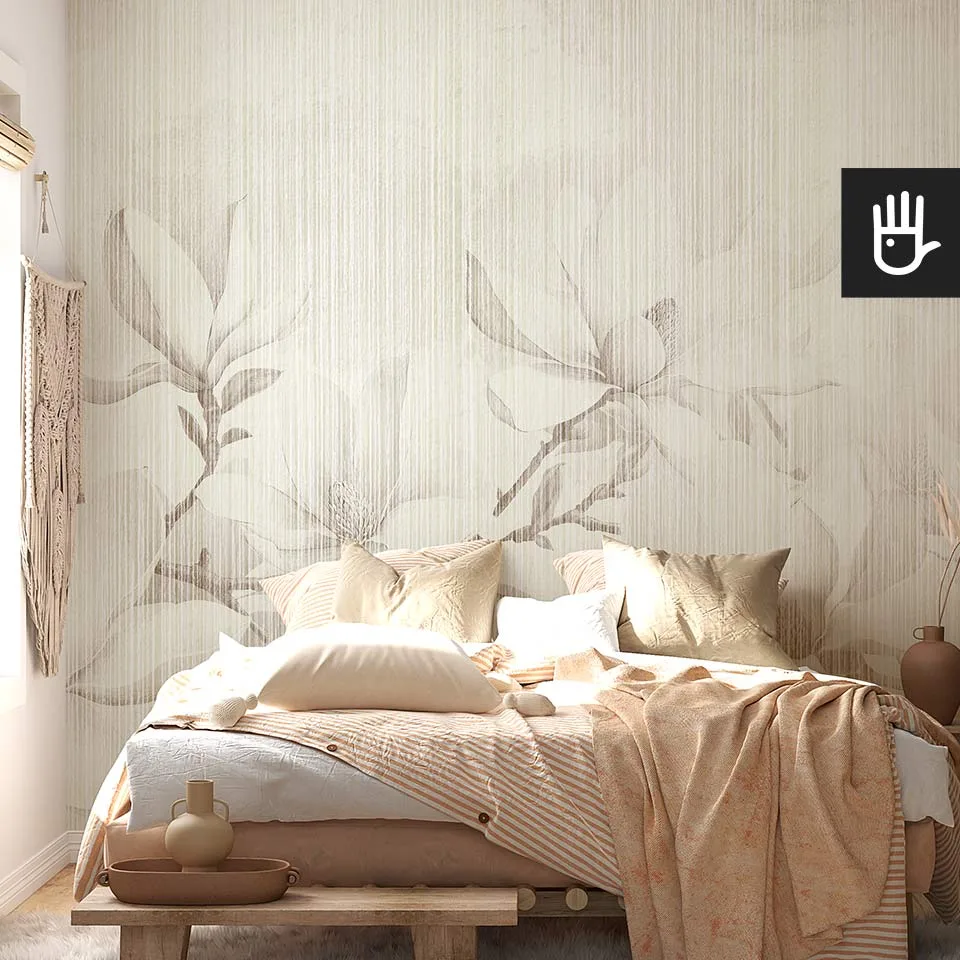 Przytulna sypialnia w stylu boho z wielkim miękkim łóżkiem na tle fototapety magnolie