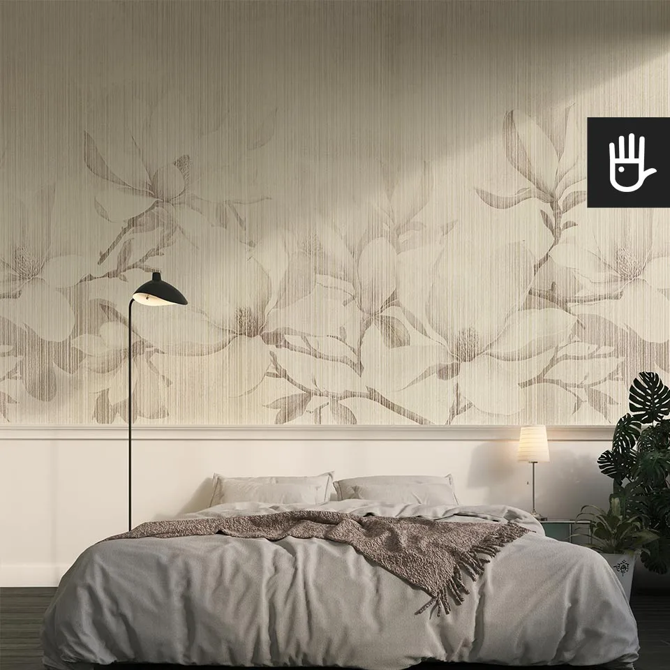 Nastrojowa sypialnia z miękkim łóżkiem i dekoracyjną fototapetą w kwiaty magnolii