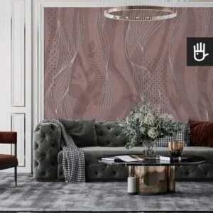 Elegancka pikowana kanapa w klasycznym salonie z ozdobnym kryształowym żyrandolem z dekoracyjną fototapetą na głównej ścianie w białe nieregularne linie