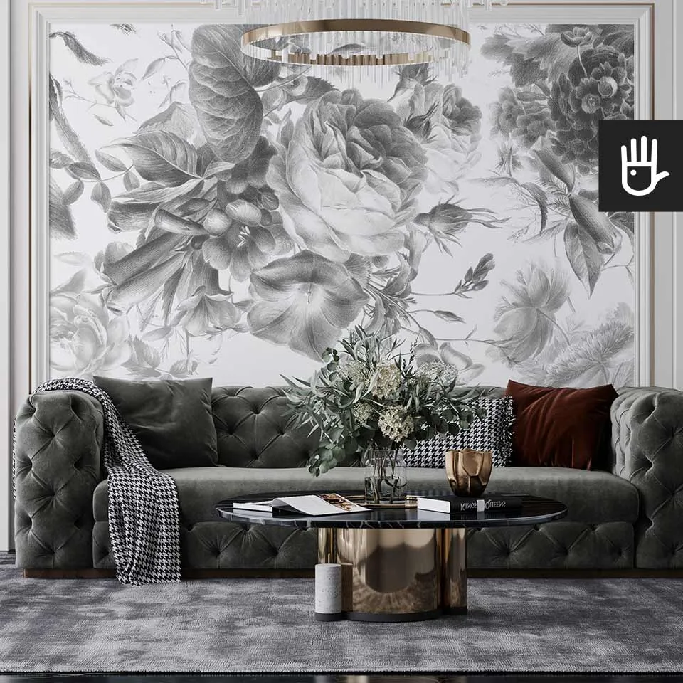 Elegancka pikowana kanapa w klasycznym salonie z ozdobnym kryształowym żyrandolem z dekoracyjną fototapetą na głównej ścianie w szare cieniowane kwiaty