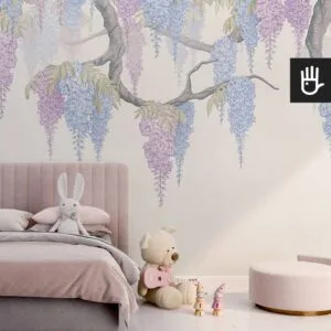 Sypialnia dziecięca różowa z pluszakami i drewnianymi zabawkami z ozdobną fototapetą wisterie