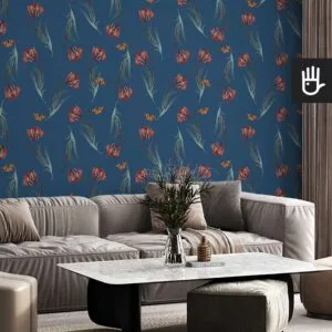 Przytulny salon z beżową kanapą i dużym stolikiem kawowym z kamienia udekorowany tapeta w tulipany na niebieskim tle