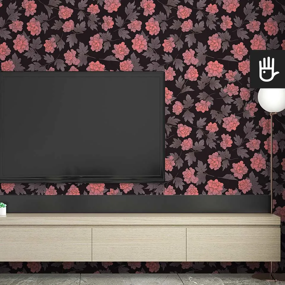 Nowoczesna szafka rtv z drewna z podwieszonym nad nią telewizorem i dekoracyjną lampą na tle ozdobnej tapety w czerwone piwonie